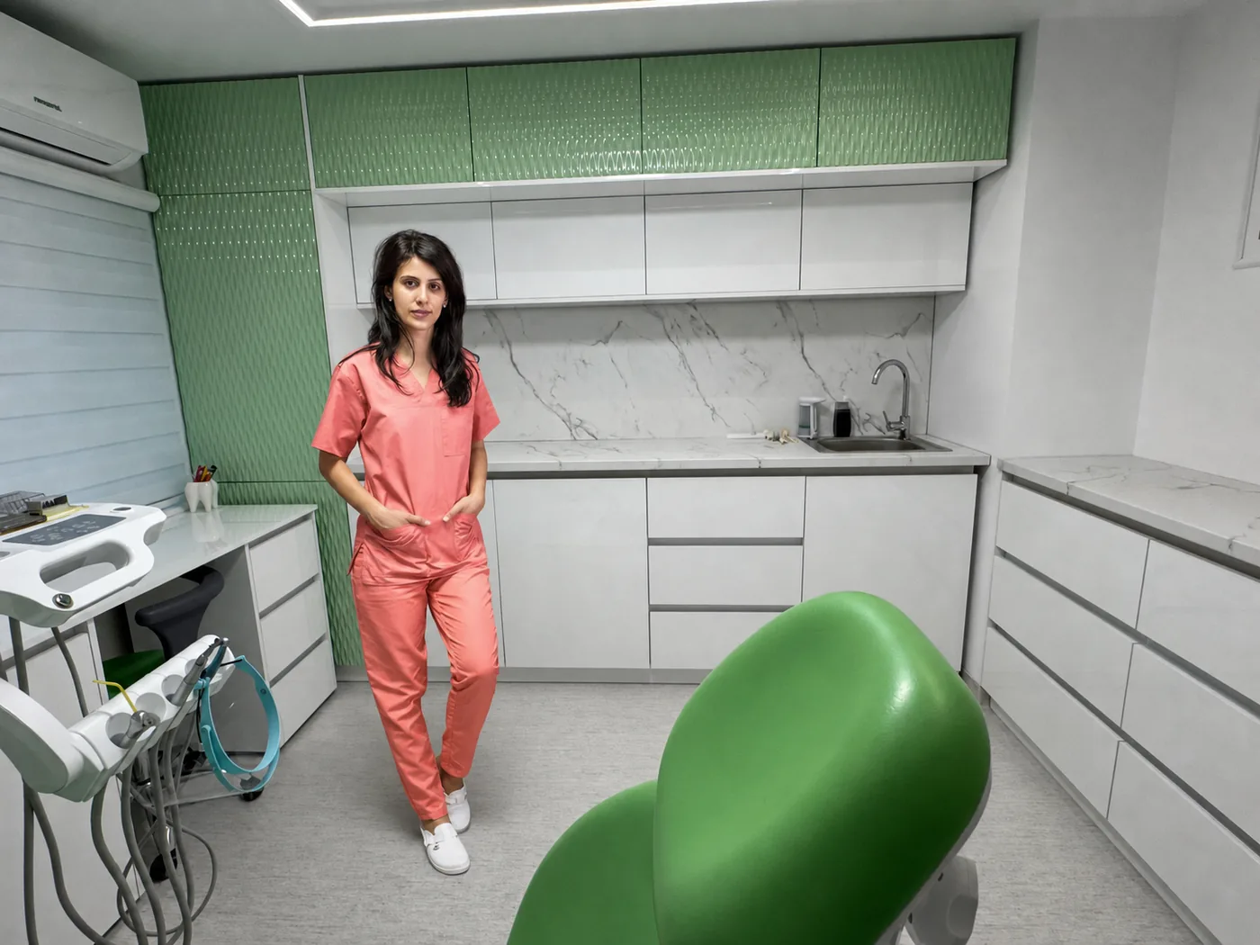Dr. Mihaela, în uniformă coral, în cabinetul Star Smile
